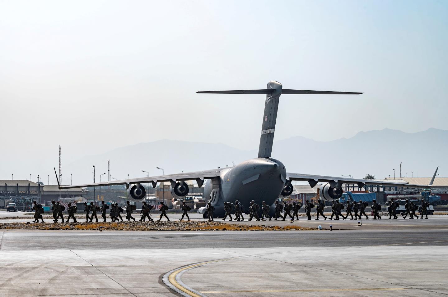 U.S. soldiers, assigned to the 82nd Airborne Division, arrive to provide security in support of Operation Allies Refuge at Hamid Karzai Internatio<em></em>nal Airport in Kabul, Afghanistan, August 20, 2021. Senior Airman Taylor Crul/U.S. Air Force/Handout via REUTERS 