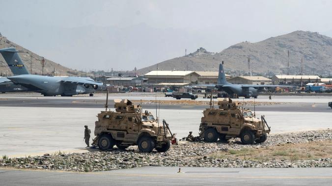 U.S. Army soldiers assigned to the 82nd Airborne Division patrol Hamid Karzai Internatio<em></em>nal Airport in Kabul, Afghanistan August 17, 2021. Picture taken August 17, 2021.  U.S. Air Force/Senior Airman Taylor Crul/Handout via REUTERS/File Photo