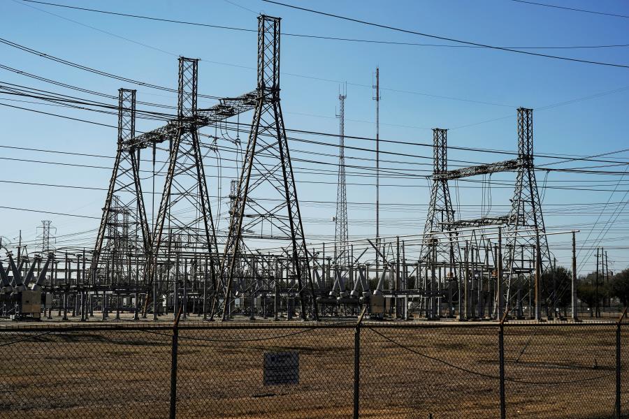 An electrical substation is seen after winter weather caused electricity blackouts in Houston, Texas, U.S. February 20, 2021.  REUTERS/Go Nakamura//File Photo