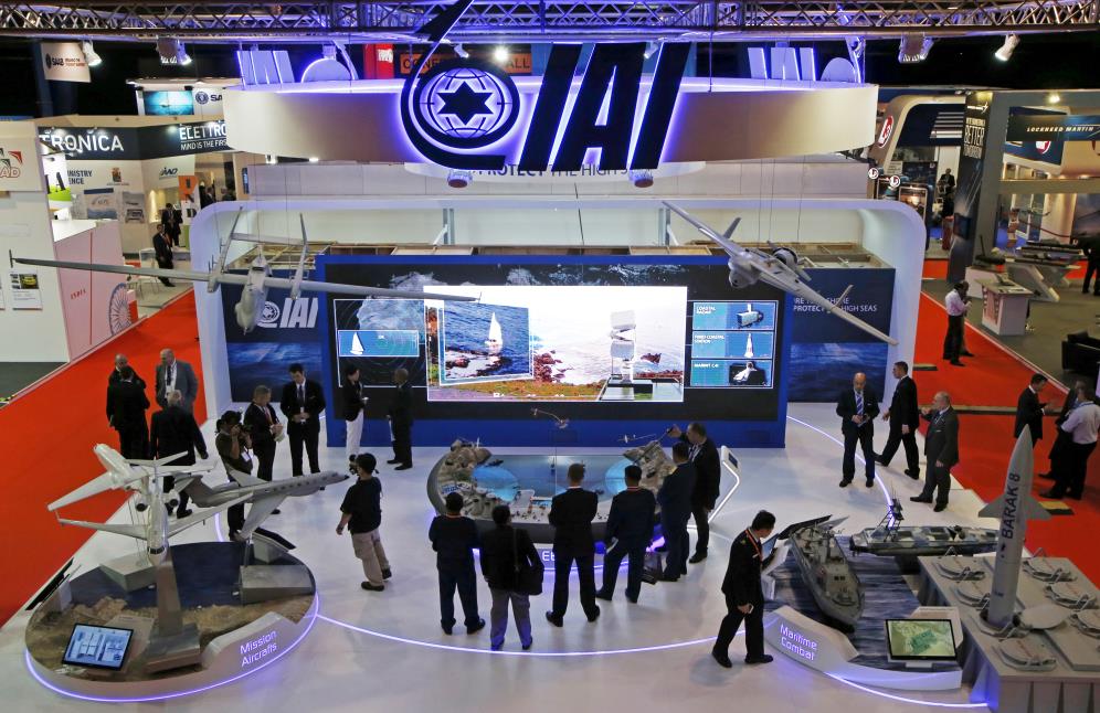 Visitors watch a demo<em></em>nstration at the Israel Aerospace Industries (IAI) booth in the IMDEX Asia maritime defence exhibition in Singapore May 19, 2015. REUTERS/Edgar Su