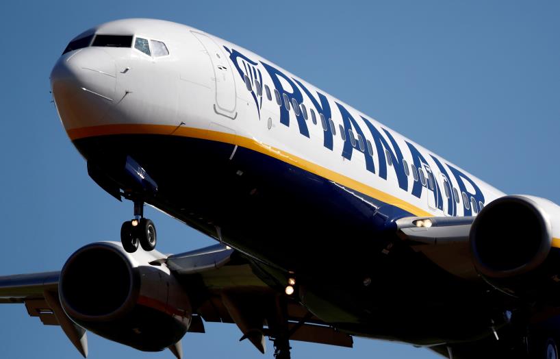 A Ryanair Boeing 737-800 aircraft approaches Paris-Beauvais airport in Tille, northern France, September 27, 2018.  REUTERS/Christian Hartmann