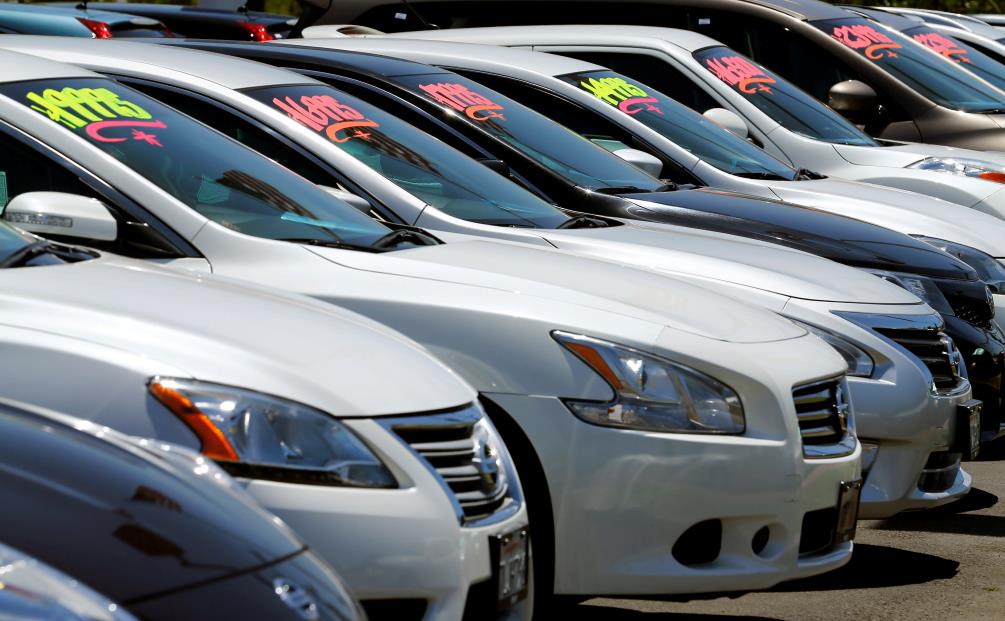 Automobiles are shown for sale at a car dealership in Carlsbad, California, U.S. May 2, 2016.  REUTERS/Mike Blake/File Photo