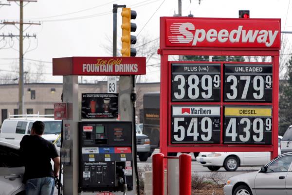 A Speedway gas station in Des Plaines, Illinois, April 22, 2008. REUTERS/Kamil Krzaczynski