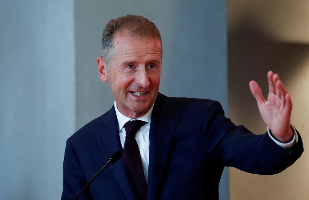 Volkswagen Group Chief Executive Officer Herbert Diess gestures as he speaks during a news co<em></em>nference in Barcelona, Spain September 23, 2020. REUTERS/Albert Gea/File Photo