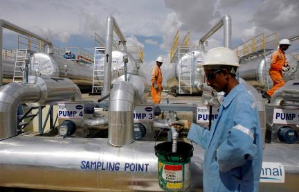 Cairn India employees work at a storage facility for crude oil at Mangala oil field at Barmer in the desert Indian state of Rajasthan August 29, 2009. REUTERS/Parth Sanyal