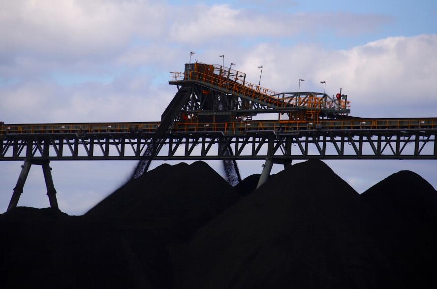 Coal is unloaded o<em></em>nto large piles at the Ulan Coal mines near the central New South Wales rural town of Mudgee in Australia, March 8, 2018. REUTERS/David Gray/File Photo