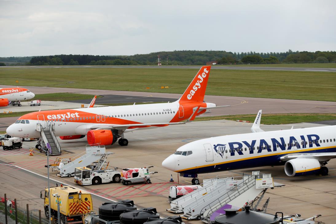 A Ryanair Boeing 737 and and an Easyjet Airbus A320 are seen at Luton Airport, Britain, April 26, 2020. REUTERS/Andrew Boyers/File Photo