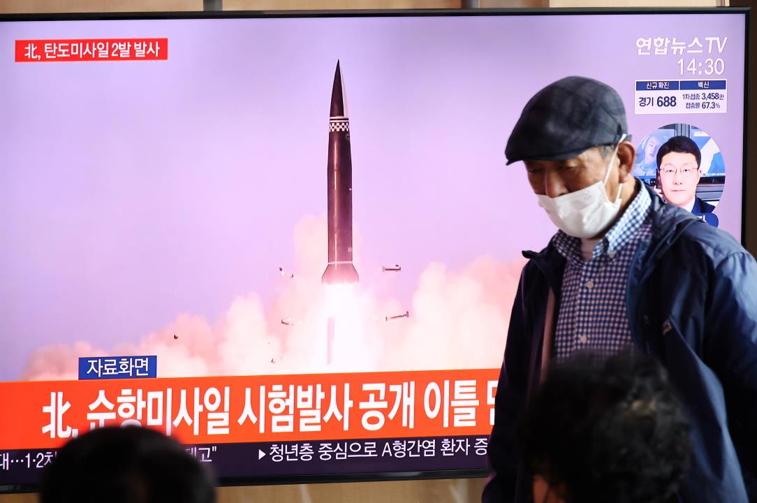 People watch a TV broadcasting file footage of a news report on North Korea firing what appeared to be a pair of ballistic missiles off its east coast, in Seoul, South Korea, September 15, 2021. REUTERS/Kim Hong-Ji