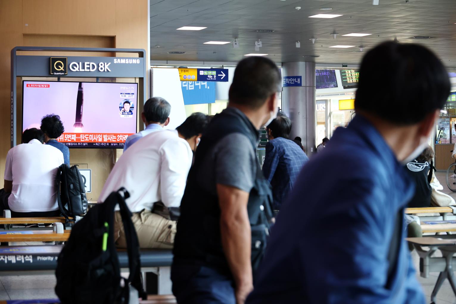 People watch a TV broadcasting file footage of a news report on North Korea firing what appeared to be a pair of ballistic missiles off its east coast, in Seoul, South Korea, September 15, 2021. REUTERS/Kim Hong-Ji