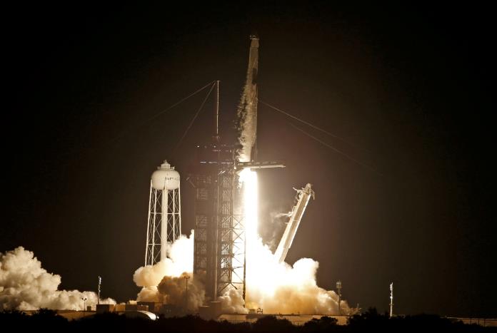 A SpaceX Falcon 9 rocket, with the Crew Dragon capsule, is launched carrying four astro<em></em>nauts on a NASA commercial crew mission at Kennedy Space Center in Cape Canaveral, Florida, September 15, 2021. REUTERS/Thom Baur/File Photo