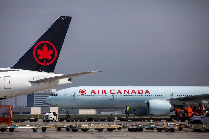 Air Canada planes are parked at Toro<em></em>nto Pearson Airport in Mississauga, Ontario, Canada April 28, 2021. REUTERS/Carlos Osorio/File Photo