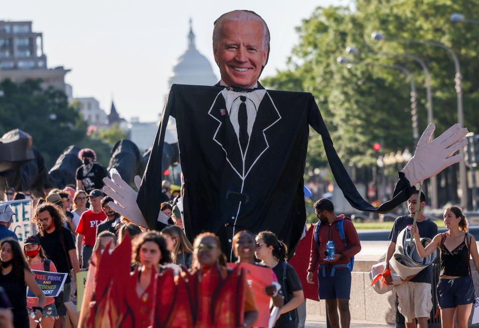 Enviro<em></em>nmental activists march towards the White House to demand U.S. President Joe Biden stop fossil fuel projects and put climate justice at the heart of his infrastructure plans, in Washington, U.S., June 30, 2021. REUTERS/Evelyn Hockstein/File Photo