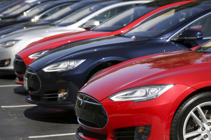 A row of Tesla Model S sedans are seen outside the company's headquarters in Palo Alto, California April 30, 2015. REUTERS/Elijah Nouvelage