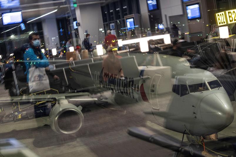 Passengers wait to board a flight as more than 1,400 American Airlines flights over the weekend have been canceled due to staff shortages and unfavorable weather in  San Francisco, California, U.S., October 31, 2021. REUTERS/Carlos Barria