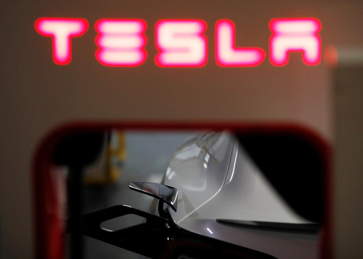 A Tesla car charges at a Supercharger station in Singapore October 22, 2021. Picture taken October 22, 2021. REUTERS/Edgar Su