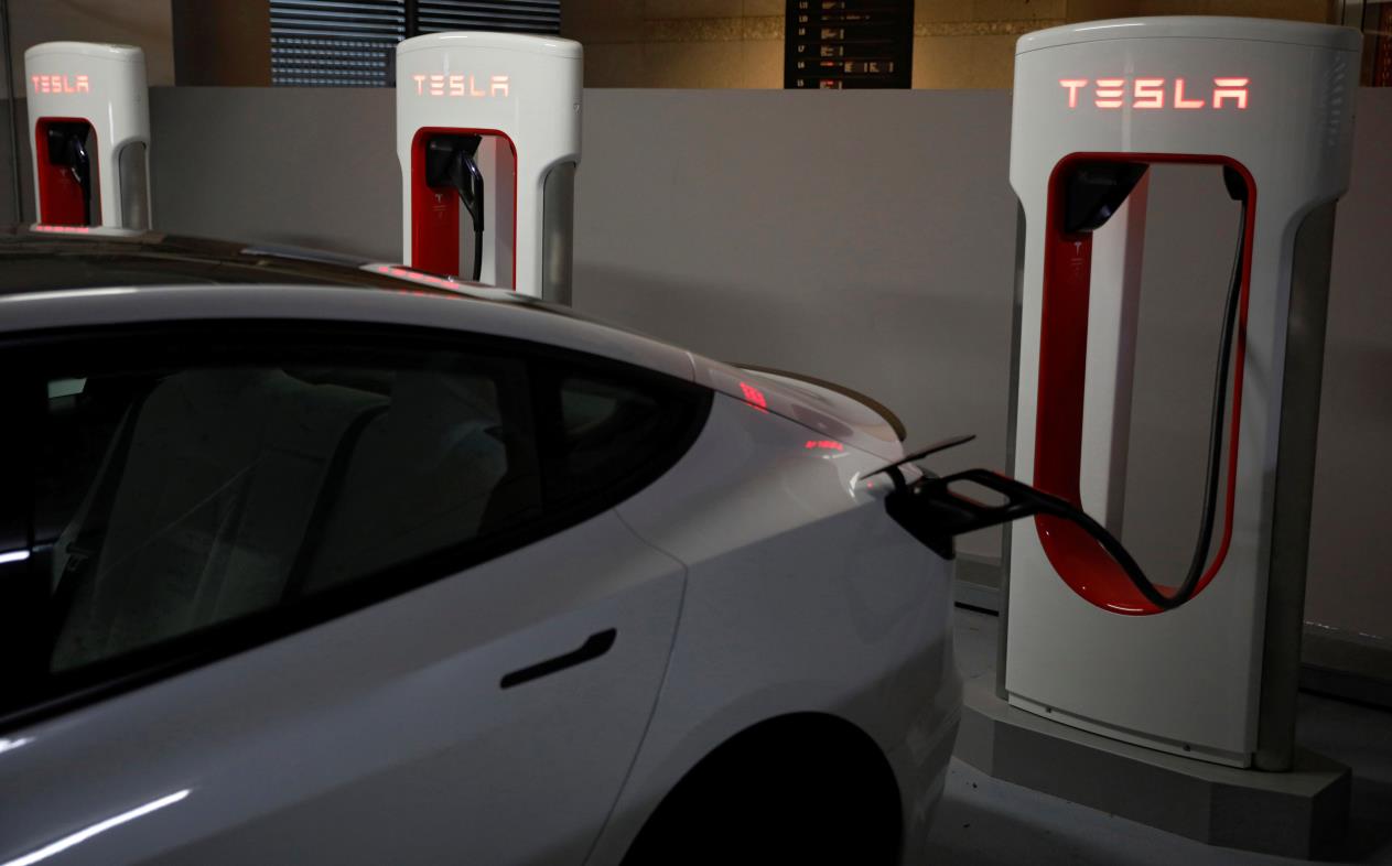 A Tesla car charges at a Supercharger station in Singapore October 22, 2021. Picture taken October 22, 2021. REUTERS/Edgar Su