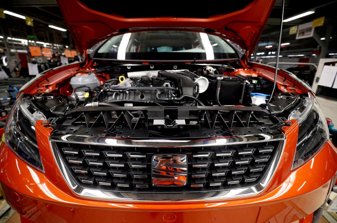 Workers assemble vehicles on the assembly line of the SEAT car factory in Martorell, near Barcelona, Spain, October 31, 2018. REUTERS/Albert Gea