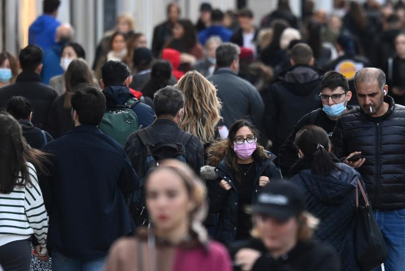 Shoppers, some wearing masks, walk along Oxford Street amidst the spread of the coro<em></em>navirus disease (COVID-19) pandemic, in London, Britain, October 20, 2021. REUTERS/Toby Melville