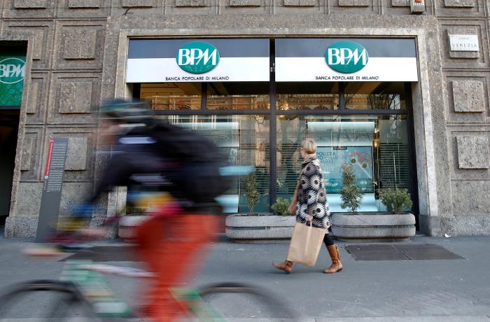 A woman walks in front of the Banca Popolare di Milano (BPM) bank in downtown Milan, Italy, January 29, 2016.   REUTERS/Alessandro Garofalo