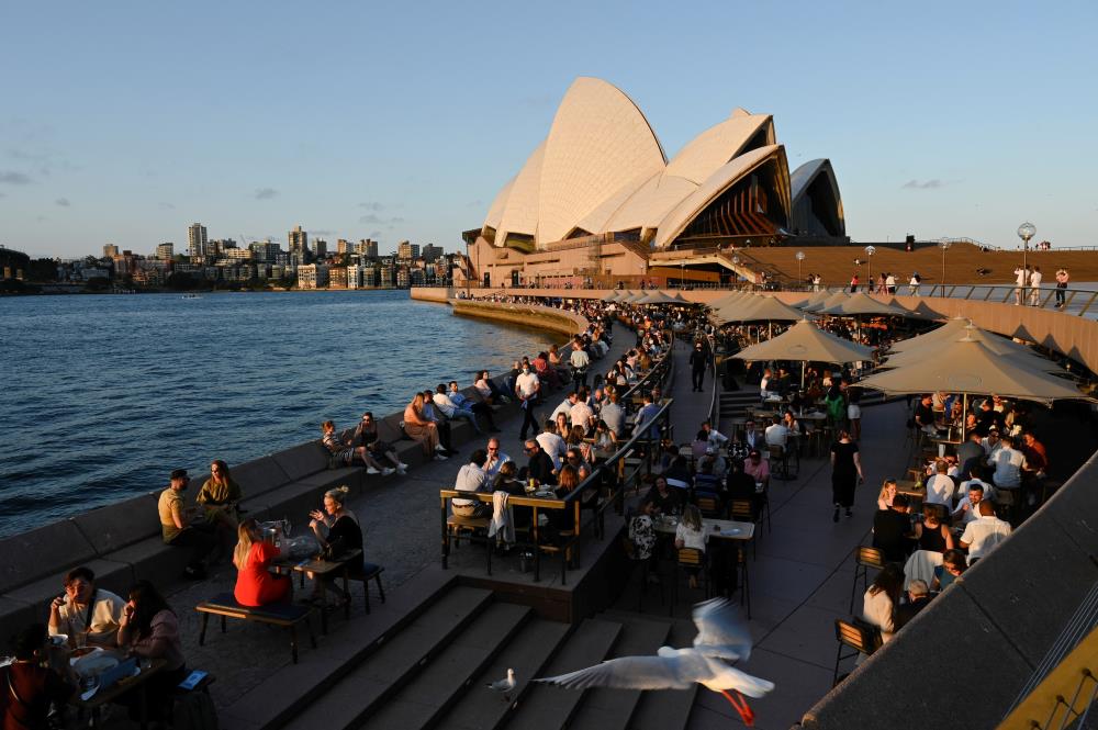 Patrons dine-in at a bar by the harbour in the wake of coro<em></em>navirus disease (COVID-19) regulations easing, following an extended lockdown to curb an outbreak, in Sydney, Australia, October 22, 2021. REUTERS/Jaimi Joy