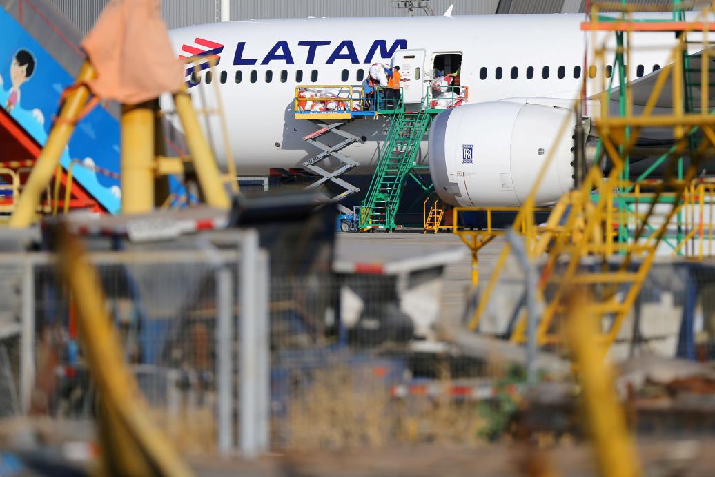 LATAM Airlines plane is seen at Santiago Internatio<em></em>nal Airport, Chile March 30, 2017. REUTERS/Ivan Alvarado/File Photo