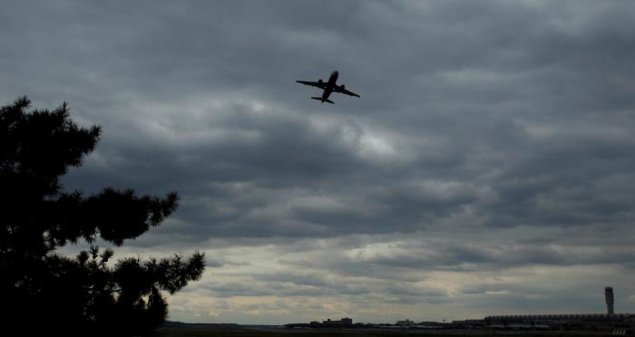 A passenger jet lifts off at Reagan Natio<em></em>nal Airport, with the co<em></em>ntrol tower seen at lower right,   REUTERS/Gary Cameron/File Photo