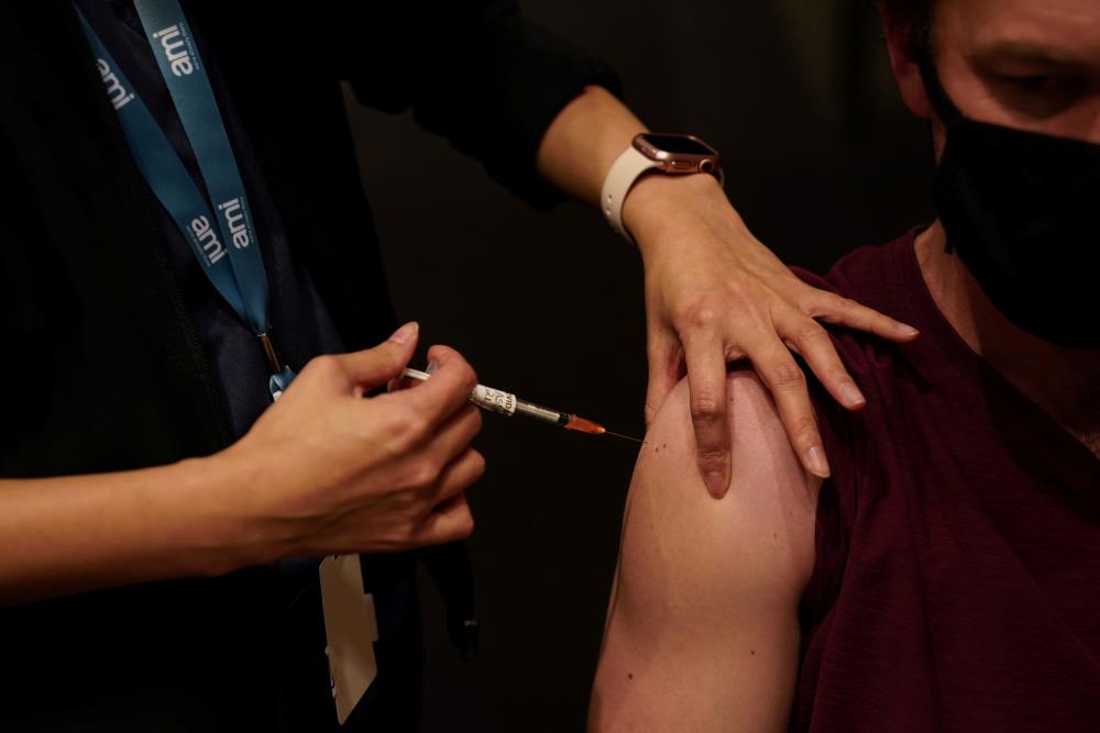 A nurse immuniser administers the AstraZeneca vaccine to a patient at a coro<em></em>navirus disease (COVID-19) vaccination clinic at the Bankstown Sports Club during a lockdown to curb an outbreak of cases in Sydney, Australia, August 25, 2021.  REUTERS/Loren Elliott/File Photo