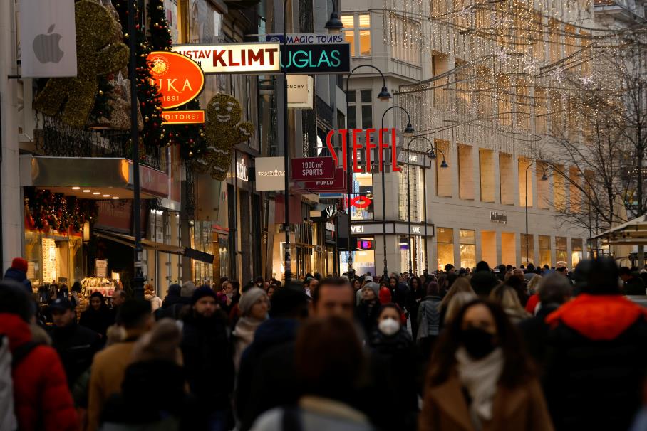 People walk down a pedestrian zone amidst  the coro<em></em>navirus disease (COVID-19) outbreak, as Austria's government co<em></em>nsiders imposing a lockdown for people who are not fully vaccinated, in Vienna, Austria November 12, 2021.  REUTERS/Leo<em></em>nhard Foeger