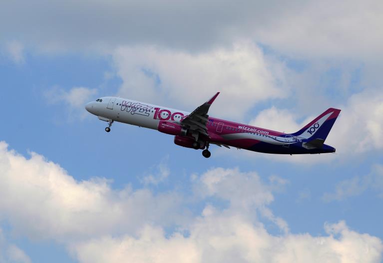 A Wizz Air Airbus A321 aircraft takes off after the unveiling ceremony of the 100th plane of its fleet at Budapest Airport, Hungary, June 4, 2018. REUTERS/Bernadett Szabo