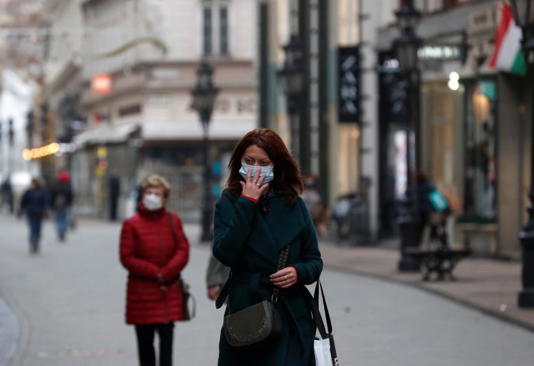 People wearing protective face masks walk in downtown Budapest, after Hungarian government imposed a natio<em></em>nwide lockdown to co<em></em>ntain the spread of the coro<em></em>navirus disease (COVID-19), Hungary, November 11, 2020. REUTERS/Bernadett Szabo