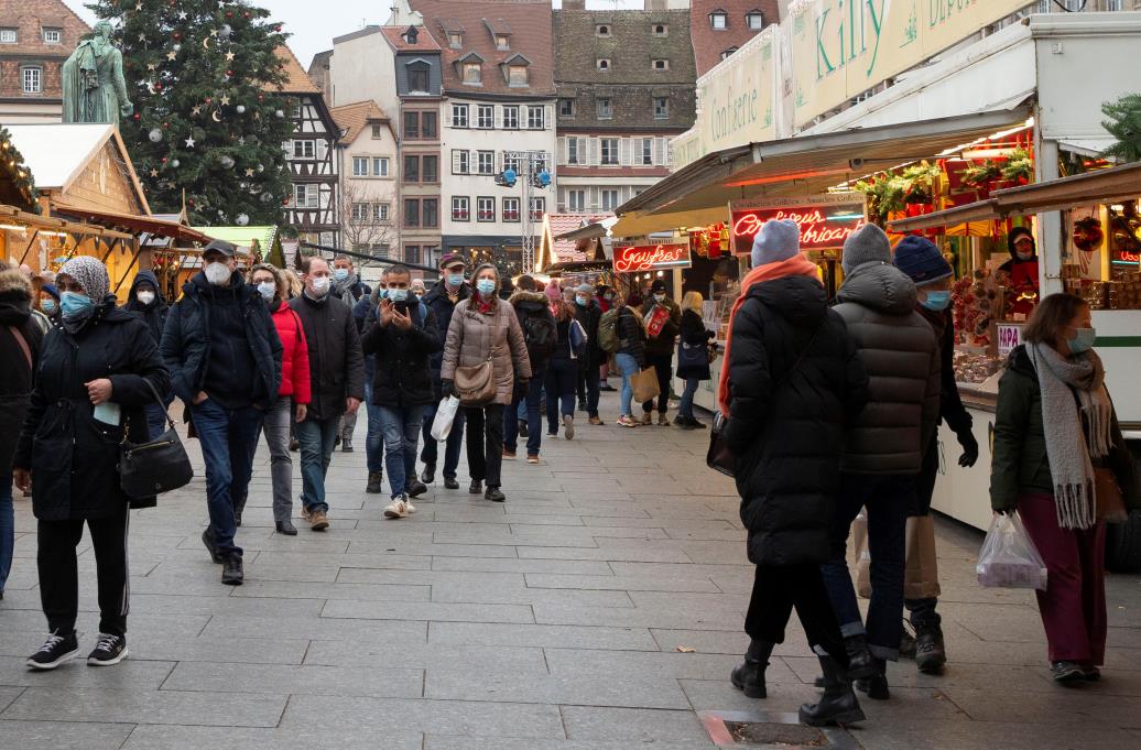 Visitors wear masks to respect the COVID-19 protection rules at a Christmas market on the Place Kleber square in Strasbourg, France November 26, 2021. REUTERS/Arnd Wiegmann