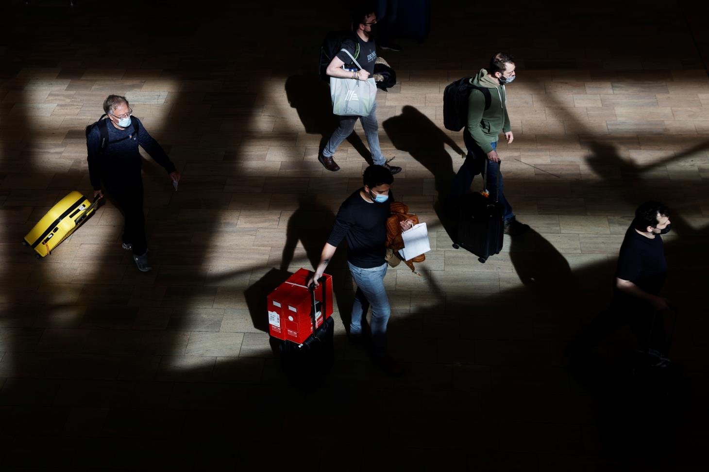 Travellers arrive at Ben Gurion Internatio<em></em>nal Airport as Israel imposes new coro<em></em>navirus disease (COVID-19) restrictions near Tel Aviv, Israel November 28, 2021. REUTERS/Amir Cohenc