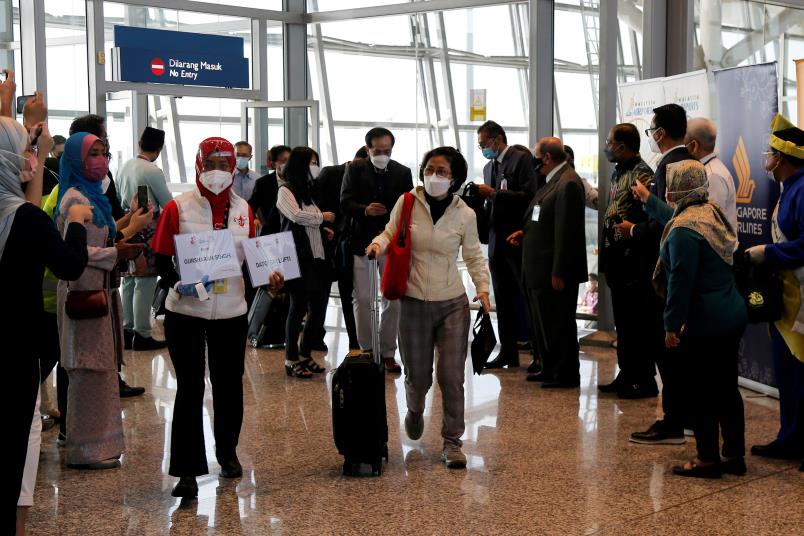 Travellers arrive at Kuala Lumpur Internatio<em></em>nal Airport in Sepang, Malaysia, November 29, 2021. REUTERS/Lai Seng Sin