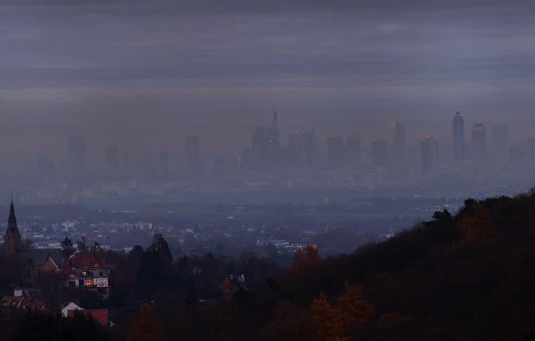 A house is illuminated in front of the skyline of Frankfurt as the spread of the coro<em></em>navirus disease (COVID-19) co<em></em>ntinues during a foggy morning in Kronberg, Germany, November 24, 2021.  REUTERS/Kai Pfaffenbach