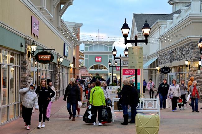 Shoppers walk around a shopping area as Black Friday sales begin at The Outlet Shoppes of the Bluegrass in Simpsonville, Kentucky, U.S. November 26, 2021. REUTERS/Jon Cherry/File Photo