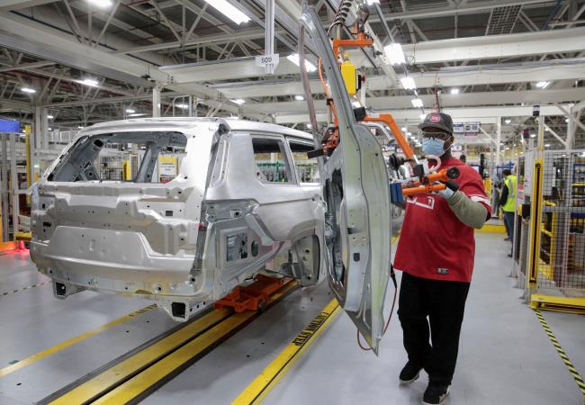 A Stellantis assembly worker installs the door l<em></em>ink to a 2021 Jeep Grand Cherokee L on the assembly line at the Detroit Assembly Complex - Mack Plant in Detroit, Michigan, U.S., June 10, 2021. REUTERS/Rebecca Cook