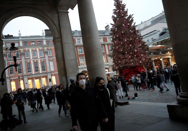 People walk through the Piazza in Covent Garden amid the coro<em></em>navirus disease (COVID-19) pandemic in London, Britain, December 18, 2021.  REUTERS/Peter Nicholls