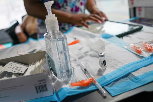 A nurse prepares to administer a dose of the Pfizer-Bio<em></em>nTech vaccine for the coro<em></em>navirus disease (COVID-19), at a mobile inoculation site in the Bronx borough of New York City, New York, U.S., August 18, 2021.  REUTERS/David 'Dee' Delgado