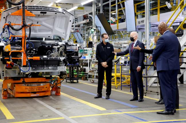 U.S. President Joe Biden visits the production line for the Hummer EV as he tours the General Motors 'Factory ZERO' electric vehicle assembly plant, next to UAW President Ray Curry and General Motors CEO Mary Barra, in Detroit, Michigan, U.S. November 17, 2021. REUTERS/Jo<em></em>nathan Ernst/File Photo