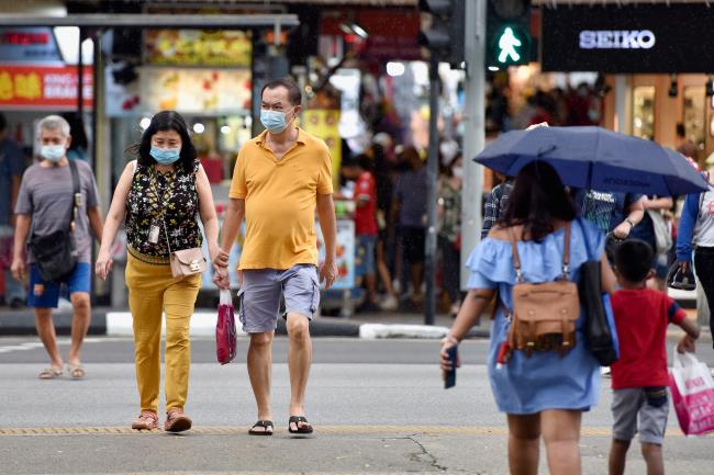 People cross a road, amidst the coro<em></em>navirus disease (COVID-19) pandemic, in Singapore November 3, 2021. REUTERS/Caroline Chia