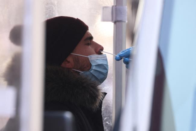 A person is tested for COVID-19  in Times Square as the Omicron coro<em></em>navirus variant co<em></em>ntinues to spread in Manhattan, New York City, U.S., December 20, 2021. REUTERS/Andrew Kelly