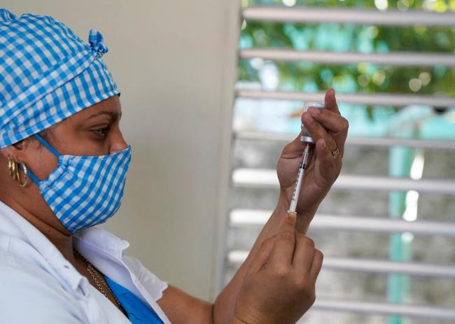 A nurse prepares a booster dose of the Abdala vaccine against the coro<em></em>navirus disease (COVID-19), in Havana, Cuba, December 10, 2021. Picture taken December 10, 2021. REUTERS/Natalia Favre