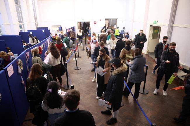 People queue at a coro<em></em>navirus disease (COVID-19) vaccination centre in London, Britain, December 15, 2021. REUTERS/Hannah McKay