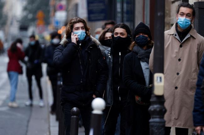 People queue for tests ahead of Christmas, amid the spread of the coro<em></em>navirus disease (COVID-19) pandemic, in Paris, France, December 23, 2021. REUTERS/Christian Hartmann