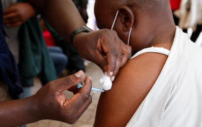 A civilian receives the coro<em></em>navirus disease (COVID-19) vaccine at a makeshift tent as the government orders for proof of vaccination to access public places and transport, in downtown Nairobi, Kenya December 23, 2021. REUTERS/Mo<em></em>nicah Mwangi