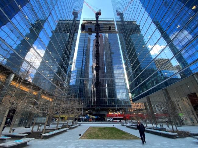 A co<em></em>nstruction crane is seen above Brookfield's Bay Adelaide North, the third office tower to be co<em></em>nstructed at their Bay Adelaide Centre complex property in Toronto, Ontario, Canada April 14, 2021.  REUTERS/Chris Helgren/File Photo