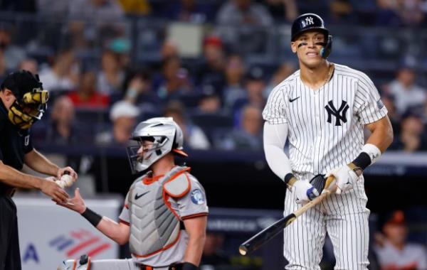 New York Yankees' Aaron Judge reacts, right, after a walk during the fourth inning of a ba<em></em>seball game against the Baltimore Orioles, Thursday, Sept. 26, 2024, in New York. (AP Photo/Noah K. Murray)