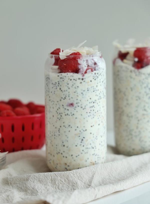 raspberry coco<em></em>nut overnight oats with chia seeds