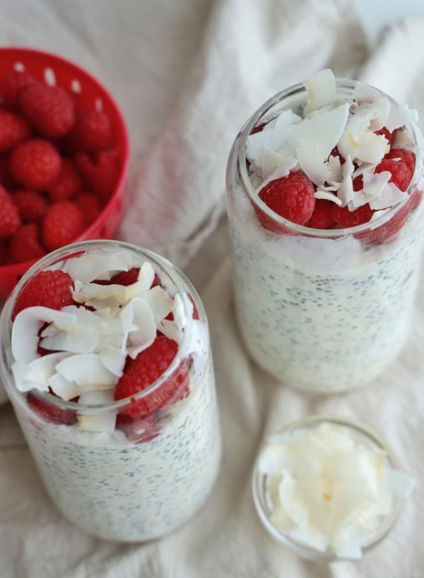 raspberry coco<em></em>nut chia seed overnight oats