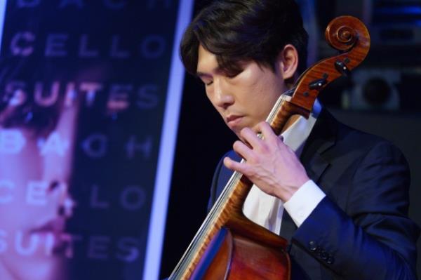 Cellist Mun Tae-guk performs Bach's Cello Suite No. 6 in D major, BWV 1012, Gavotte with a five-string cello during a press co<em></em>nference held in Seoul on Monday. (Credia)